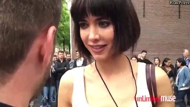 Швейцарская «художница» Мило Муаре решила хайпануть и предложила прохожим потрогать ее за грудь и половой орган