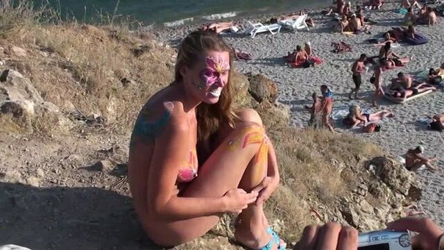 Голые нудисты устроили фотосесию