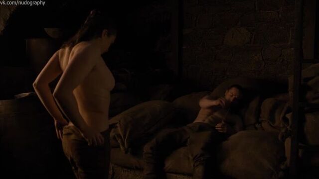 Мэйси Уильямс (Maisie Williams) голая - "Игра престолов" (Game of Thrones, 2019) Сезон 8 / Серия 2 (s08e02) HD 1080p