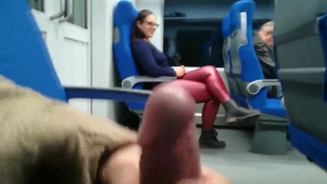Публичная дрочка хуя в электричке 18+