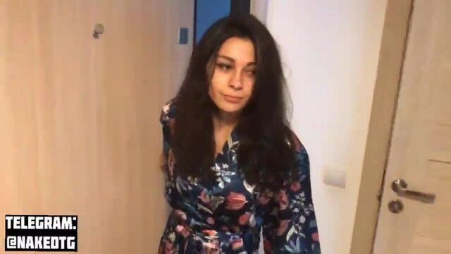 Соседка согласилась потрахаться на кухне, чтобы получить муку