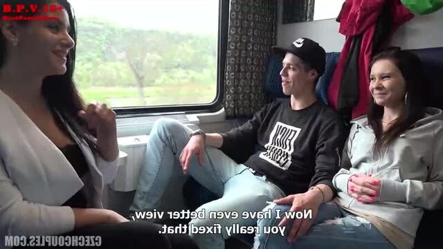 Пара свингеров занимается групповым сексом в поезде. Порно|Свингеры