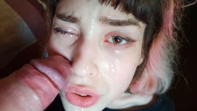 ЕБЛЯ В ГЛОТКУ И РАЗМАЗЫВАНИЕ СЛЮНЕЙ ПО ЛИЦУ [Горловой минет порно домашн жёстк глубок горл сперм кончил ебл в рот ебут трахаю чл