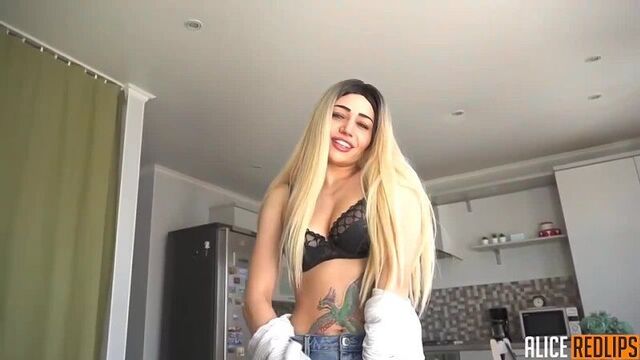 Alice Redlips дала свою попку на проеб, порно милф отсос мжм мжж домашнее анал