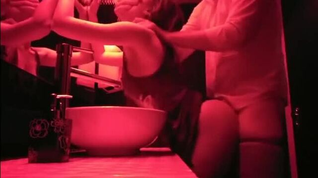 Порно | трахнул в клубе в туалете трахаю шлюху раком и кончаю в рот