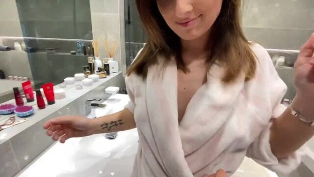 выебал сестренку в ванной