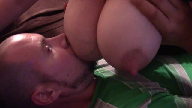 Adult Breastfeeding / Suck Full Milky Boobs / Сосёт Висячие Молочные Груди Жены