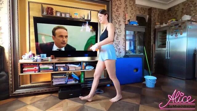 Решила убраться дома, а ему лишь бы повод для секса найти