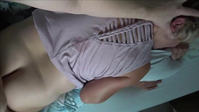 Ебля мамы спящей не входила в планы, но хуй ровесников не ищет